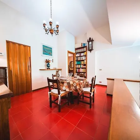 Elegant Sea Retreat In Pineta